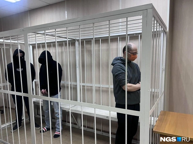 Приговор трое подсудимых слушали, спрятав лица за медицинскими масками, а то и капюшонами. До начала оглашения (и соответственно съемки) все они держались куда свободнее | Источник: Анна Скок / NGS.RU