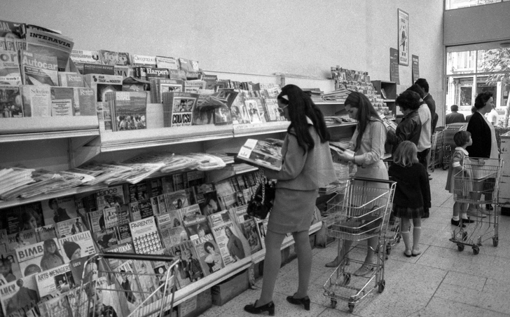 Стойка с иностранной прессой и журналами мод, 1968 год, Тегеран | Источник: Getty Images