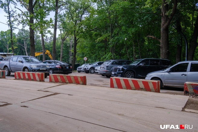 По идее дорога будет проходить прямо сквозь эту парковку, а спустя пару десятков метров пойдет направо и вниз | Источник: Булат Салихов / UFA1.RU