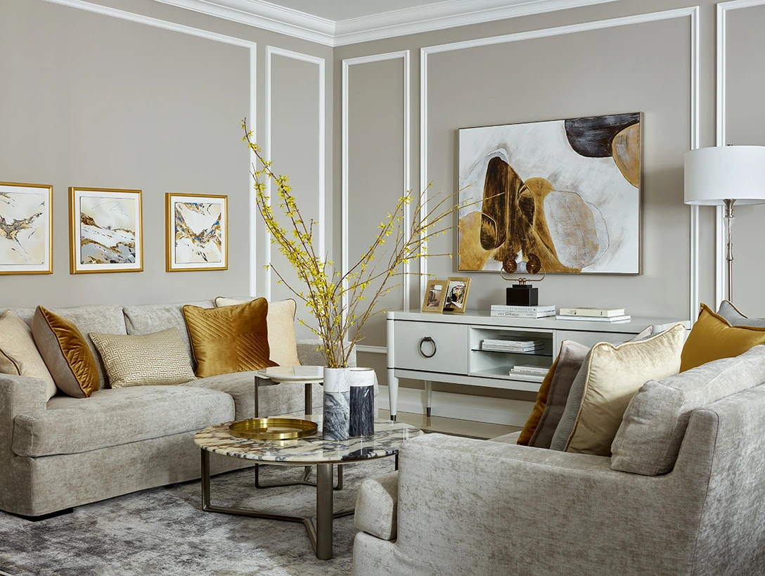 Триптих, галерея Carré d'artistes. Подушки, Enere.it. Стены выкрашены краской, Little Greene. Лепной декор, мастерская «40.19». | Источник: Сергей Ананьев. СТИЛЬ: Дарья Соболева