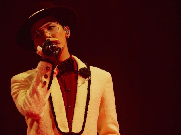 G-Dragon вышел на сцену в драгоценном Chanel во время концерта в Париже. Фото