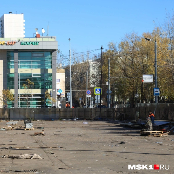 На улице лежат картонные коробки и прочий мусор | Источник: Дмитрий Толстошеев / MSK1.RU