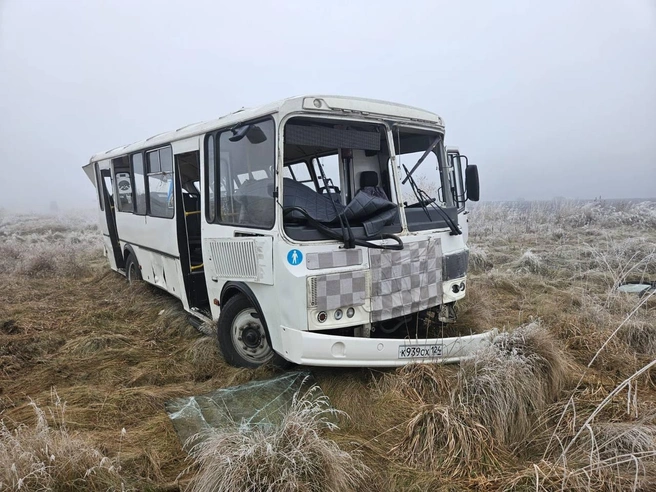 Водитель в тумане не справился при обгоне и на наледи перевернул автобус. Пострадавших в ДТП под Красноярском госпитализируют по воздуху | Источник: прокуратура Красноярского края