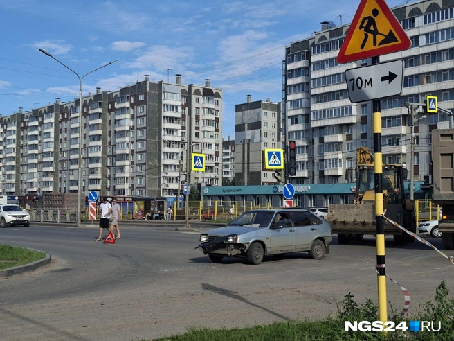 Судя по фото, у второго участника ДТП тоже пострадал только бампер | Источник: Татьяна Зарва / NGS24.RU