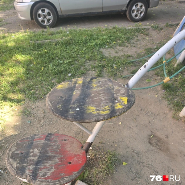 Краска со ступенек давно слезла | Источник: читательница 76.ру