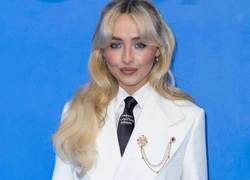 Сабрина Карпентер (на этот раз без брюк) на показе Louis Vuitton в Париже