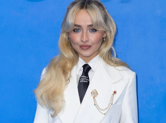 Сабрина Карпентер (на этот раз без брюк) на показе Louis Vuitton в Париже