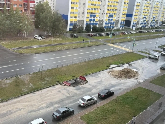 Порыв труб в 5 микрорайоне происходит уже не в первый раз | Источник: Инцидент | Курган / vk.ru