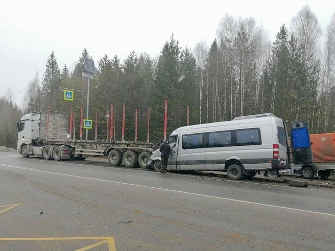 Микроавтобус врезался в «Ладу» и лесовоз | Источник: СУ СК по Пермскому краю