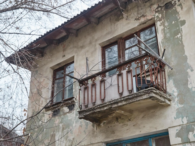 Застройщик, победивший на аукционе, возьмет на себя обязанности по расселению жильцов бараков на улице Никитина. | Источник: Александр Ощепков / NGS.RU
