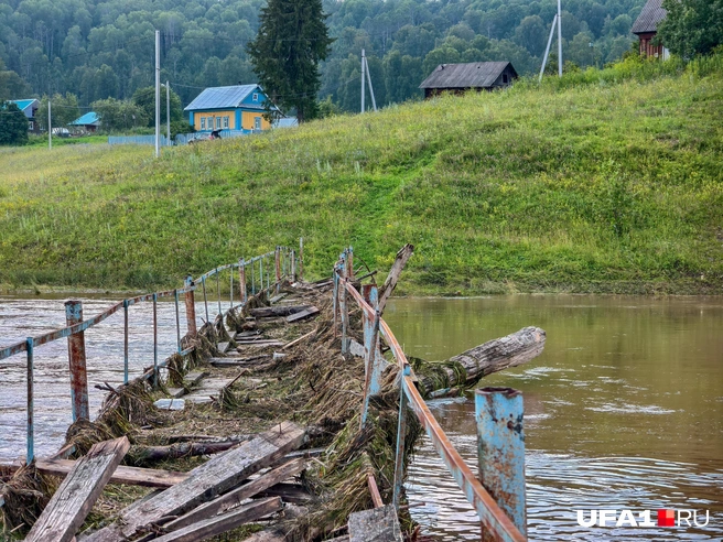 По нему можно ходить, но местные предпочитают пока лодку | Источник: Булат Салихов / UFA1.RU