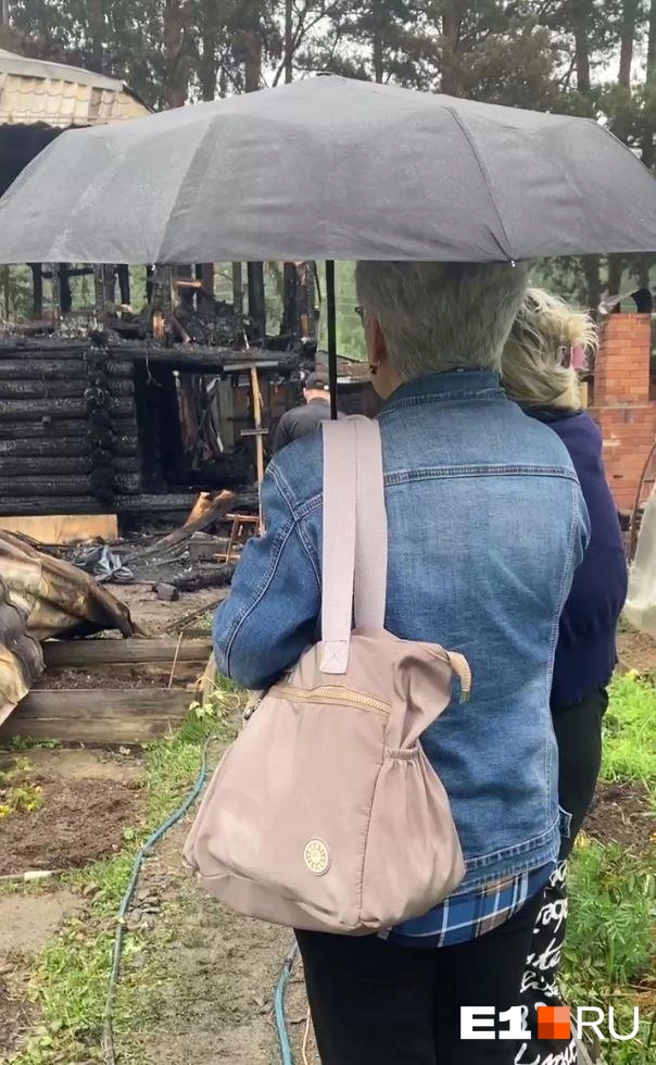 Сестра и свекровь Анастасии приехали на участок со сгоревшим домом | Источник: Анастасия Ивасишина / E1.RU