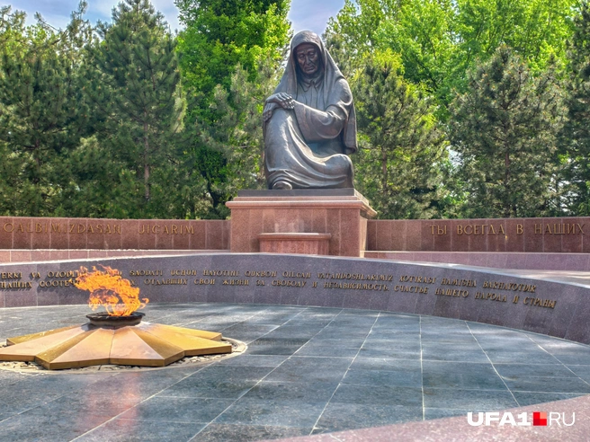 Вечный огонь&nbsp;— чтят и помнят | Источник: Булат Салихов / UFA1.RU