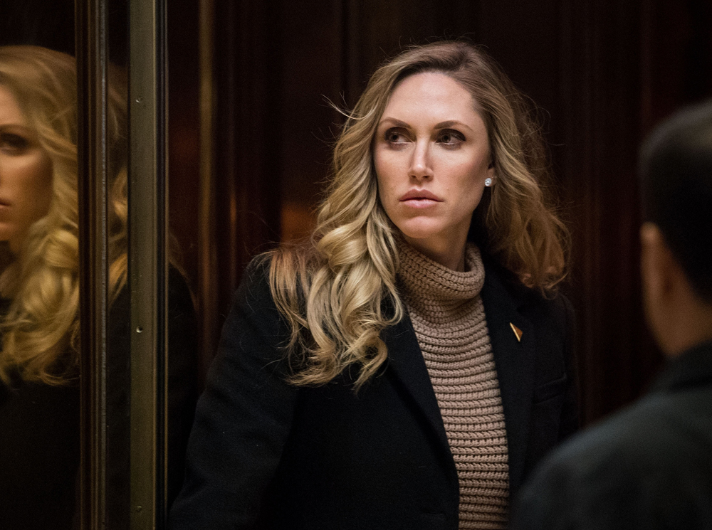 Лара Трамп прибывает в Trump Tower на совещание переходной команды избранного президента Дональда Трампа, 3 января 2017 года | marieclaire.ru