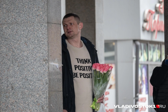 Букет — обязательный атрибут праздника | Источник: Елена Буйвол / VLADIVOSTOK1.RU