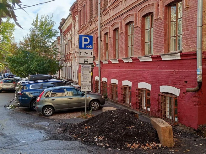 Площадка у входа в школу превращена чиновниками в платную парковку. | Источник: читатели V1.RU