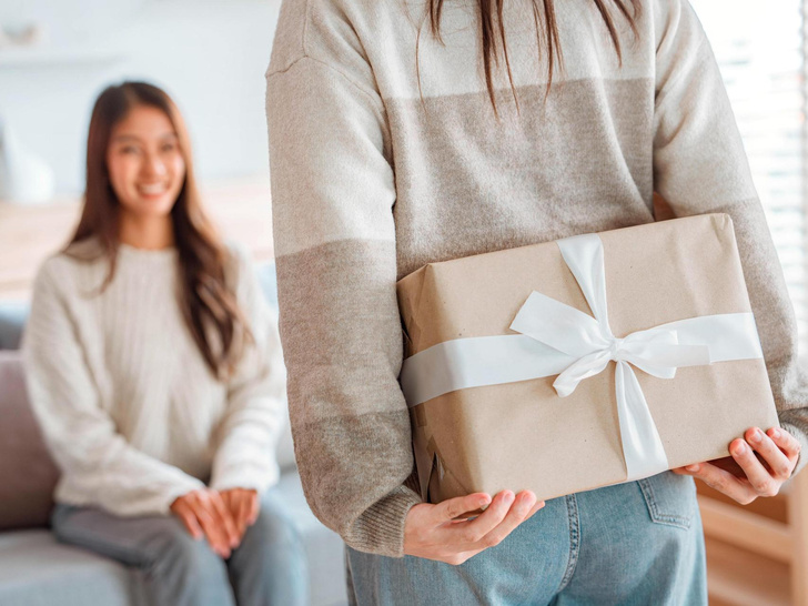 Сколько должен стоить подарок по этикету: для семьи, коллег и друзей
