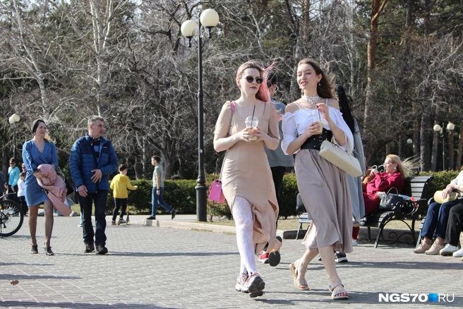 Пока одни ходят в осенних куртках, другие уже гуляют в босоножках | Источник: Варвара Фролова / NGS70.RU