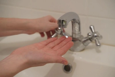 Из-за долга за горячую воду приморцу закрыли выезд