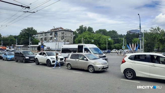 Водители маршруток вынуждены выпускать пассажиров посреди дороги&nbsp;— к остановке не подъехать | Источник: Виктор Лучкин / «ИрСити»