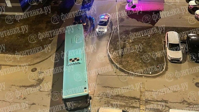 Лазурный автобус заблудился в Славянке и задел авто | Источник: читатель «Фонтанки» Кирилл