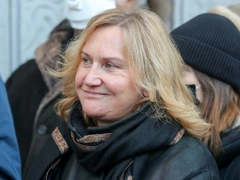 Сильно изменившаяся Елена Батурина представила мемориальную доску в честь Лужкова