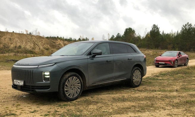 Exlantix&nbsp;— суббренд Chery, который в России локализуют под маркой Esteo. На фото кроссовер ET и седан ES | Источник: Артем Краснов