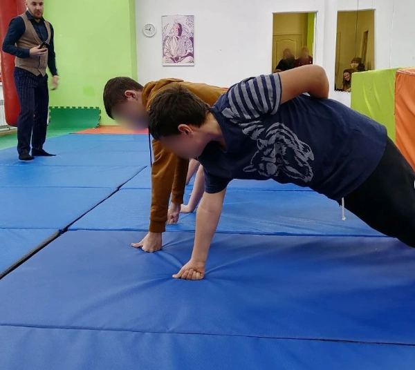 В клубе уделяют внимание физической подготовке воспитанников, а также развитию лидерских качеств | Источник: Юный Спартанец / juniorspartanez.tilda.ws