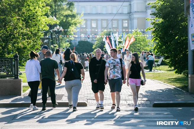 Кто-то просто прогуливался по скверу, ожидая начала чего-нибудь интересненького  | Источник: Ксения Филимонова / «ИрСити»