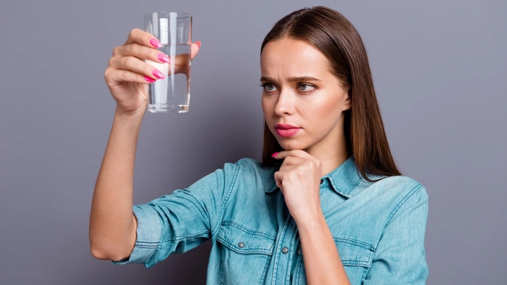 вода с лимоном польза вред, какая вода полезнее кипяченая или сырая | Источник: IStockphoto/Deagreez