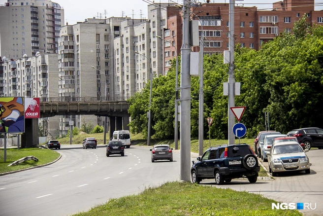 В ближайшие годы Ипподромскую магистраль ждут изменения. Четвертый мост на правом берегу выходит именно на нее. По мнению экспертов, это усугубит ситуацию с пробками | Источник: архив НГС