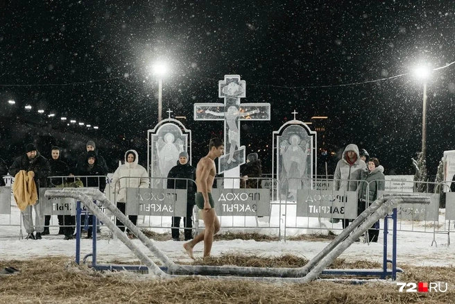 Несмотря на поздний час, тут были десятки человек | Источник: Ирина Шарова / 72.RU