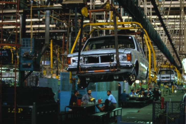 Иранский автомобиль Paykan на основе британского Hillman на заводском конвейере | Источник: Getty Images