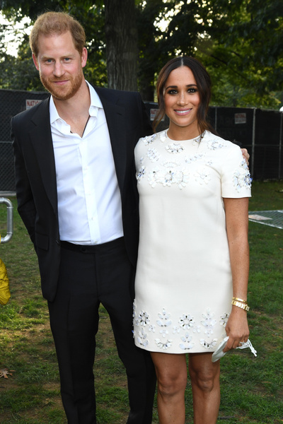 Счастливая улыбка и белое платье: принц Гарри и Меган Маркл впервые показали дочь