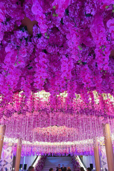 Зал был украшен тысячами цветочных бутонов
