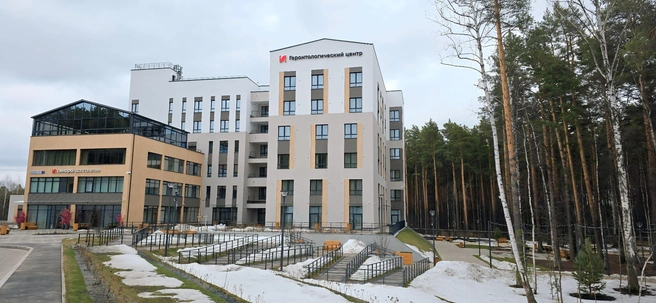 «Синара-Долголетие» располагается в 20 минутах езды от центра Екатеринбурга по Чусовскому тракту в окружении соснового леса | Источник: «Синара-Долголетие»