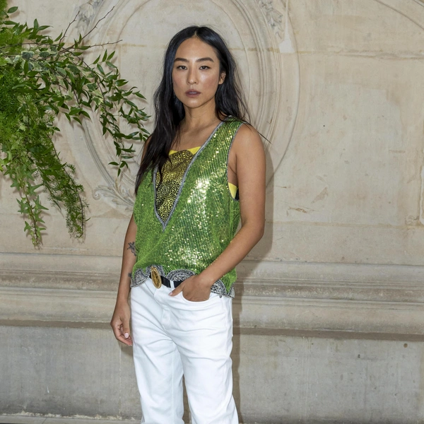 Дебют Джонатана Андерсона для Dior: цветы, скульптуры и новая женственность Дебют Джонатана Андерсона для Dior: цветы, скульптуры и новая женственность