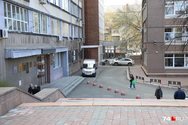 На закрытой территории между зданиями на площади Революции, 2 и 4 готовится к открытию магазин, и он может остаться без возможности подвоза товаров | Источник: Михаил Шилкин
