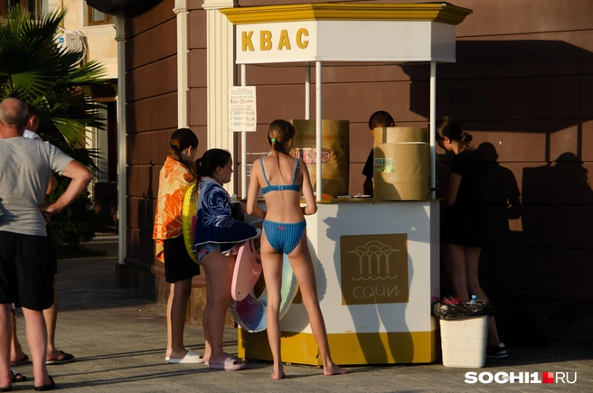 За квасом выстраиваются очереди | Источник: Оксана Витязь / SOCHI1.RU