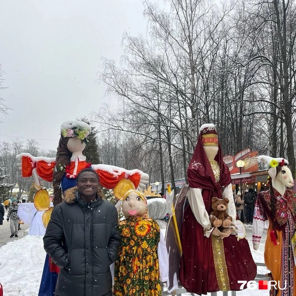 У африканцев есть праздник, похожий на нашу Масленицу. Его называют Марди Гра (с франц. «жирный вторник»), отмечается в последний вторник перед католическим постом. В этот день принято устраивать фестиваль с традиционными яркими нарядами и наслаждаться различными яствами. Кстати, Аристид успел оценить наши традиционные масленичные блины. В Кот-д'Ивуаре они тоже есть, чаще всего подаются с шоколадом | Источник: Аристид Хоро