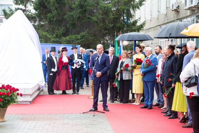 В 2024 году УГПХ подарил Екатеринбургу ко Дню города памятник Петру Столыпину. Бронзовый монумент появился на площади перед главным корпусом УрГЭУ. Открывал его владелец компании | Источник: Ugph.ru
