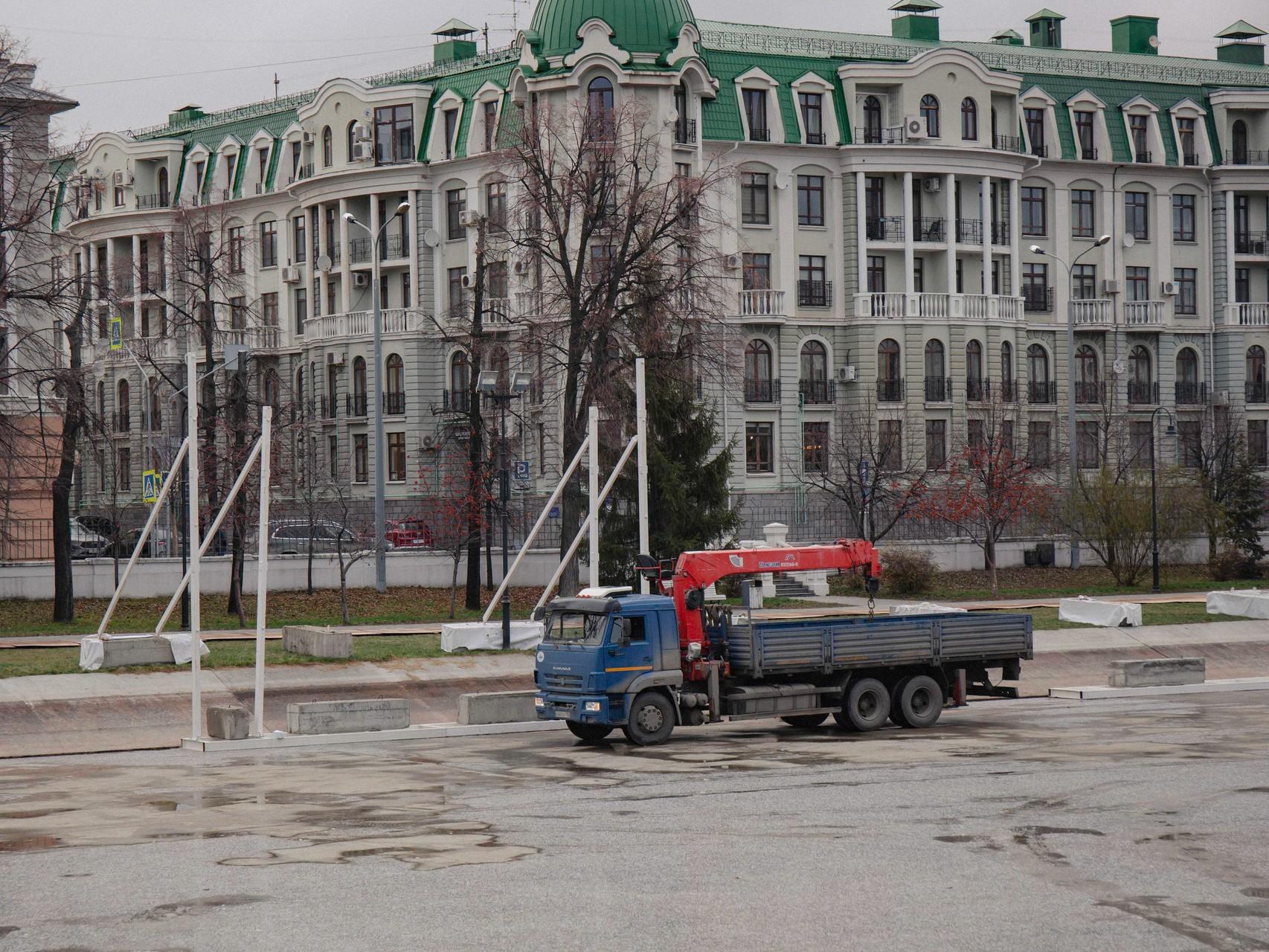 Еще неполный джингл белс: в казанском парке «Черное озеро» начали устанавливать новогодние украшения