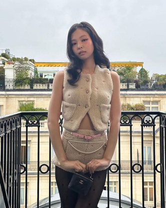 Дженни из BLACKPINK завирусилась в Сети из-за своего поведения на Неделе моды в Париже