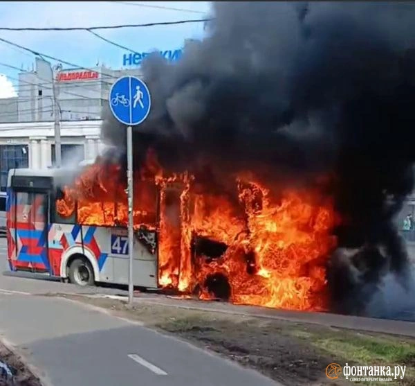 Автобус загорелся у станции метро «Улица Дыбенко». Смотрите, как его пожирает пламя | Источник: читатель «Фонтанки»