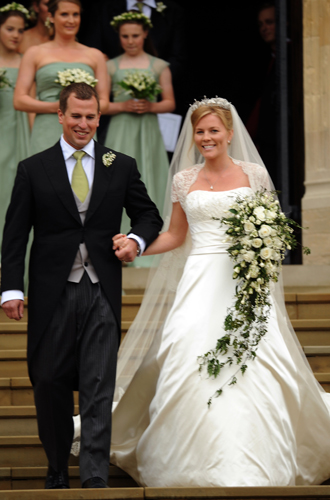 Питер Филиппс и Отэм КеллиСын королевской принцессы Анны Питер Филиппс сделал предложение своей канадской возлюбленной Отэм Келли в июле 2007 года, а уже 17 мая 2008 года в капелле Св. Георгия состоялась очередная королевская свадьба. Часовня была обильно украшена цветами, проводил церемонию декан Виндзора, а после каретной процессии молодожены продолжили вечер на приеме во Фрогмор-хаусе. Словом, если вам хочется взглянуть на превью торжества Гарри и Меган – то можете пересмотреть фотографии со свадьбы Питера и Отэм.