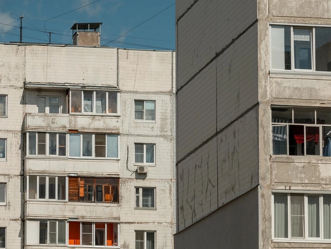 Разнообразие содержимого балконов делает фасады живыми | Источник: Александр Куренной / 76.RU