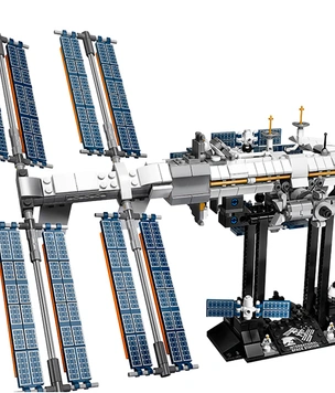 Lego выпускает огромный конструктор в виде МКС, но в нем не нашли русских кораблей