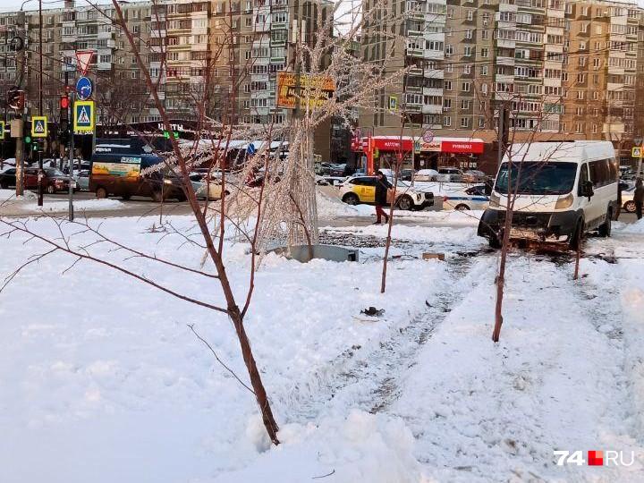 В Челябинске водителю маршрутки, вылетевшей с дороги в сквер, объявили благодарность 