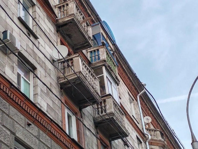 Ограждение являлось частью балкона на одном из верхних этажей дома | Источник: источник: очевидец