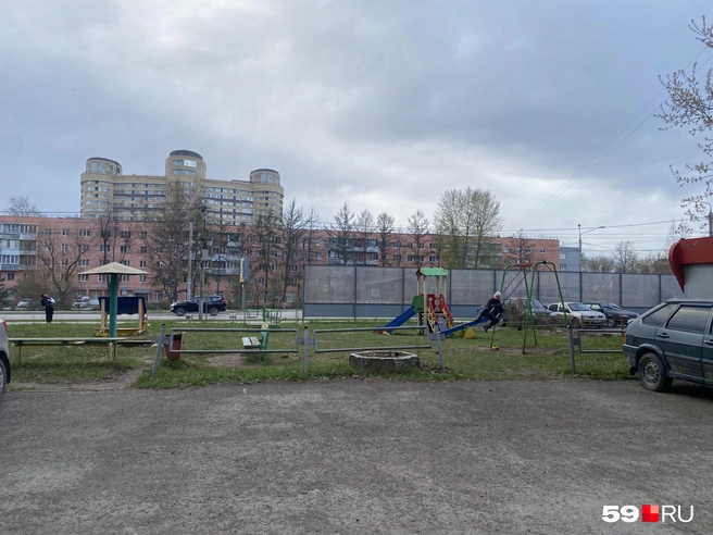 У здания есть своя детская площадка | Источник: Анна Антипина